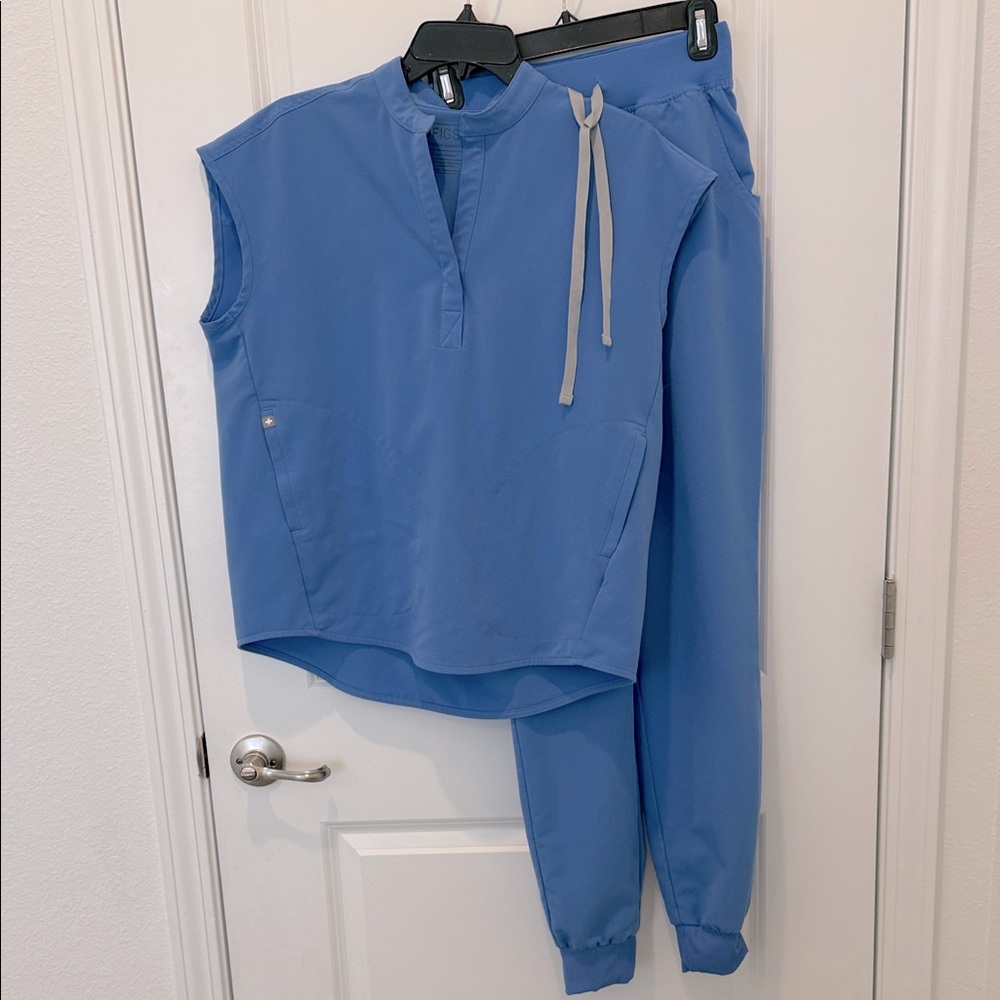 FIGS Women’s scrub set